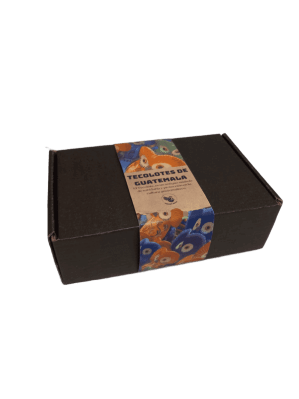 Caja de tecolotes artesanales de Guatemala cerrada