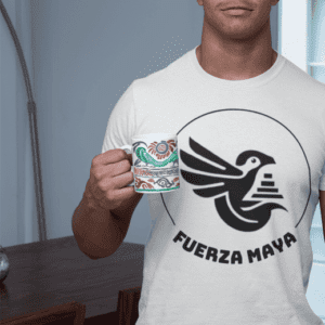 Polera con logo de Fuerza Maya